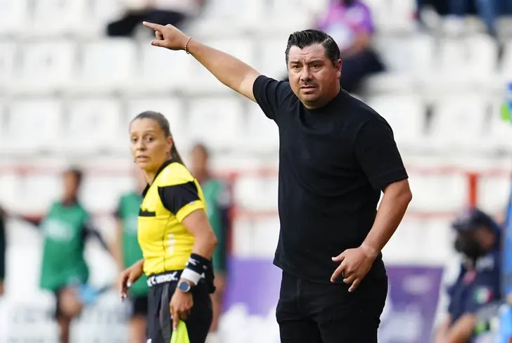 Juan Carlos Cacho dirigiendo al Pachuca