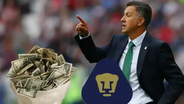 Juan Carlos Osorio con dólares y escudo de Pumas