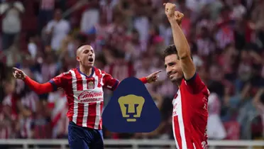 Roberto Alvarado y Antonio Briseño con la camiseta de Chivas y escudo de Pumas