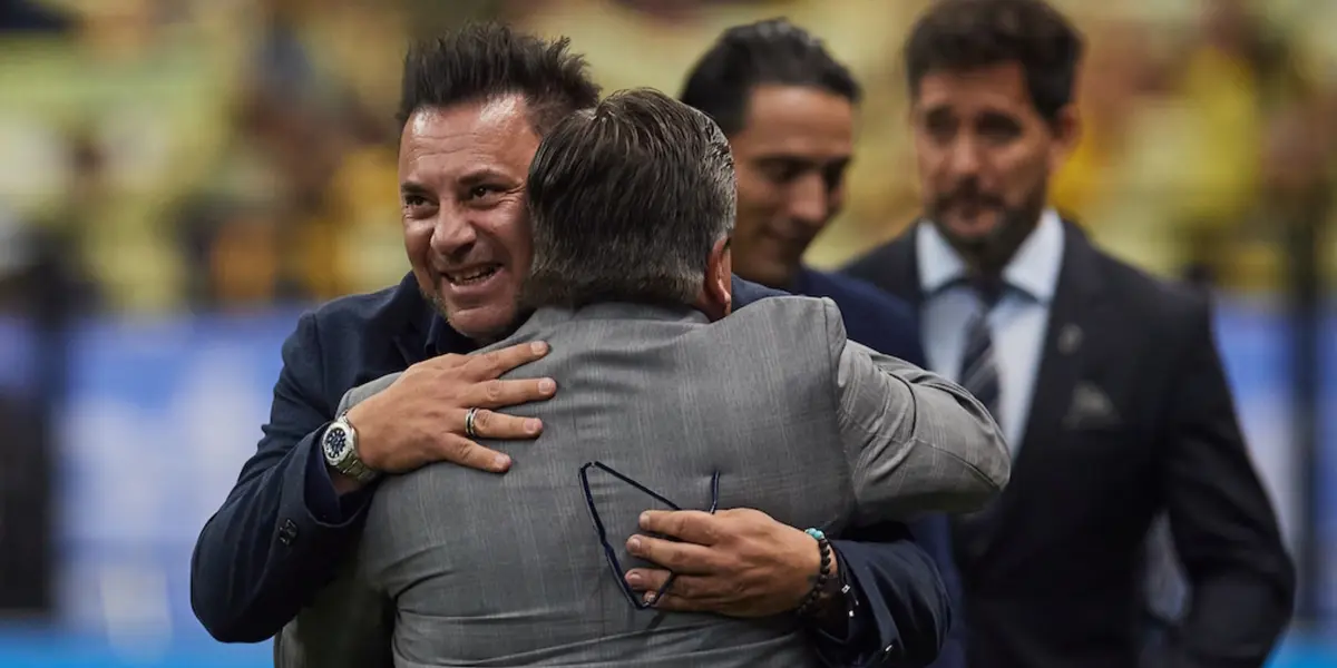 Abrazo entre Antonio Mohamed y Miguel Herrera (Fuente: Mexsports)