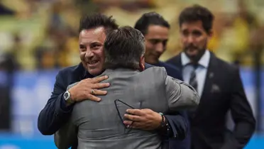Abrazo entre Antonio Mohamed y Miguel Herrera (Fuente: Mexsports)