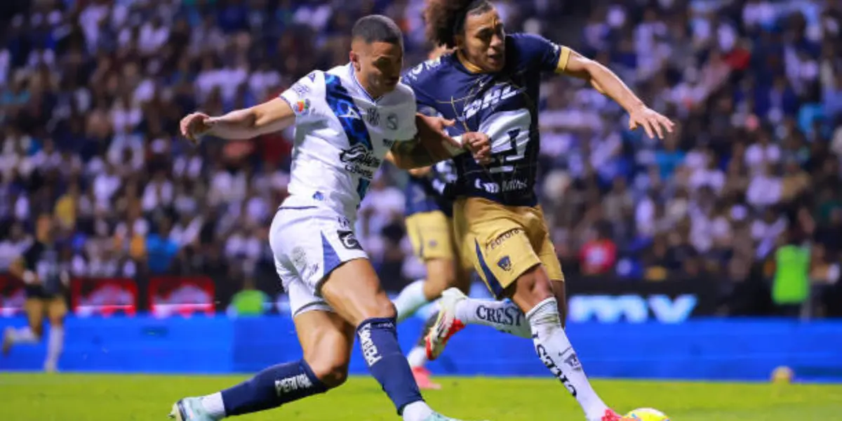 Adalberto Carrasquilla pelea una pelota con el combinado de Pumas (Fuente: Pumas en la Piel)