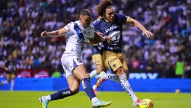 Adalberto Carrasquilla pelea una pelota con el combinado de Pumas (Fuente: Pumas en la Piel)