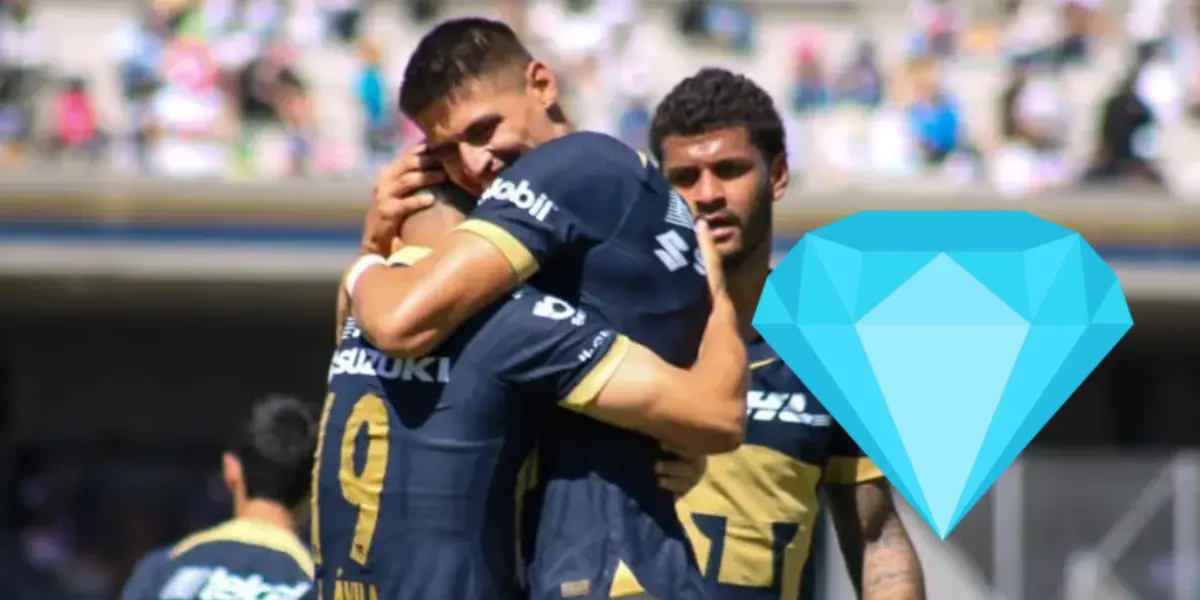 Alí Ávila celebrando con Guillermo Martínez gol con Pumas