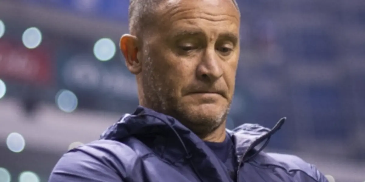 Andrés Lillini dirigiendo Pumas en estadio de Puebla (Fuente Mexsport)