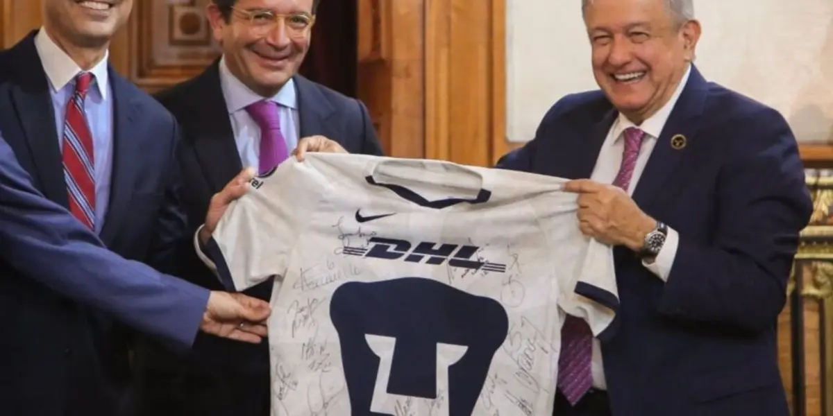 Andrés Manuel López Obrado recibe playera de Pumas (Fuente: Infobae)