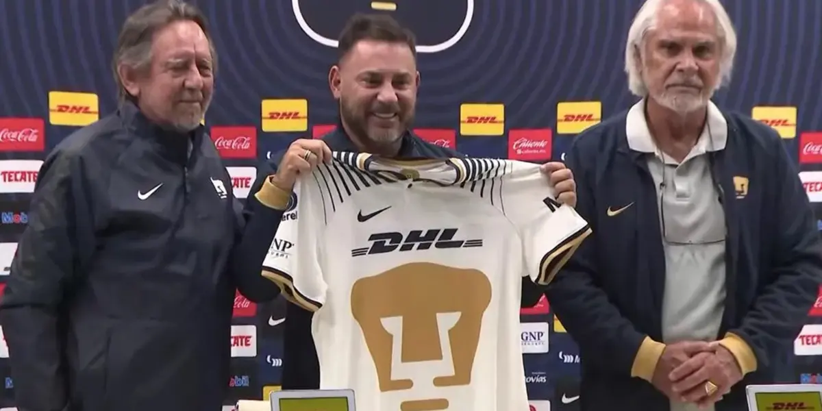 Antonio Mohamed con el combinado de Pumas, en su presentación (Fuente: Pumas)