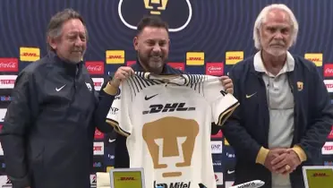 Antonio Mohamed con el combinado de Pumas, en su presentación (Fuente: Pumas)