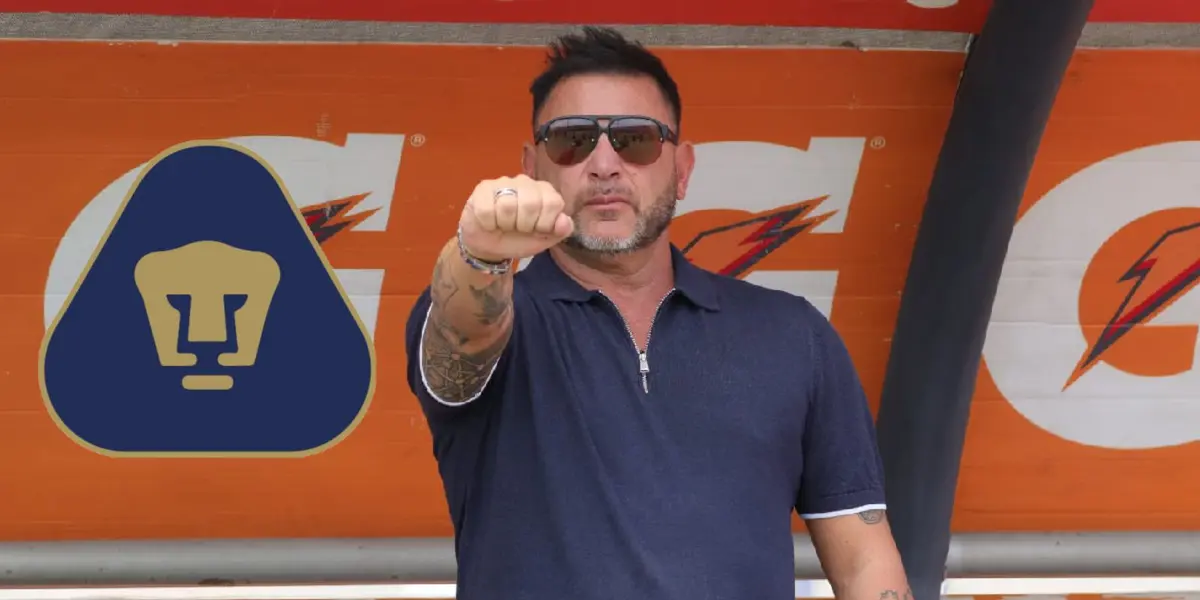 Antonio Mohamed dirigiendo un partido como entrenador de Pumas