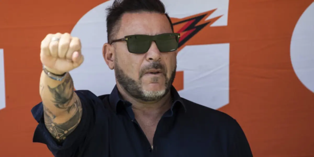 Antonio Mohamed saluda a la gente de Pumas en el estadio Universitario (Fuente: Mexsports)