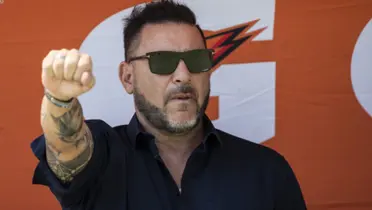 Antonio Mohamed saluda a la gente de Pumas en el estadio Universitario (Fuente: Mexsports)