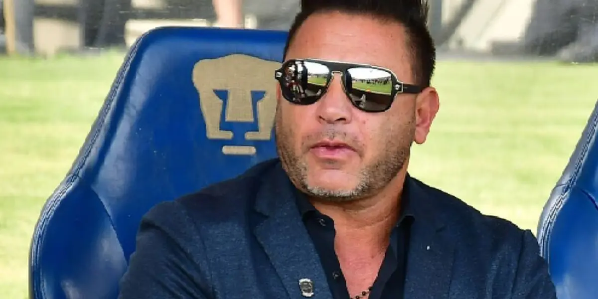Antonio Mohamed sentado en el banquillo de Pumas (Fuente: Mexsports)