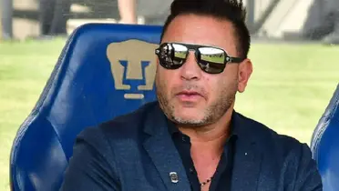 Antonio Mohamed sentado en el banquillo de Pumas (Fuente: Mexsports)