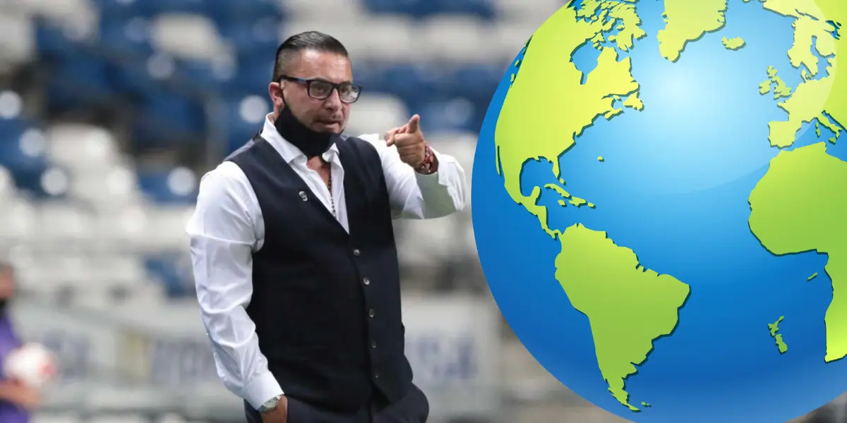 Antonio Mohamed sirigiendo a Pumas