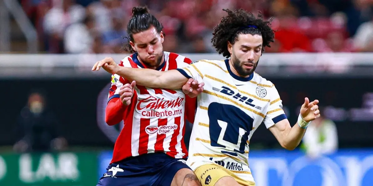 Cade Cowell lucha por una pelota ante César Huerta (Fuente: Mexsports)