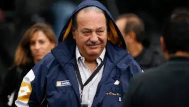 Carlos Slim saludando al aficionado de Pumas en el estadio (Fuente: Medio Tiempo)