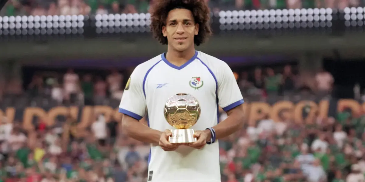 Carrasquilla recibe el trofeo a mejor jugador de la Concacaf (Fuente: Transfermarkt)