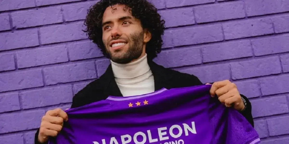 César Huerta con la playera de su nuevo equipo (Fuente: Anderlecth)