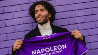 César Huerta con la playera de su nuevo equipo (Fuente: Anderlecth)