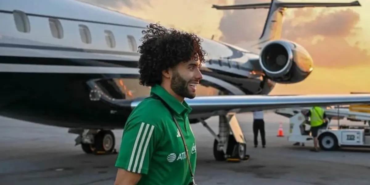 César Huerta con la Selección Mexicana en un avión