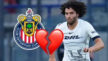 César Huerta con Pumas, escudo de Chivas.