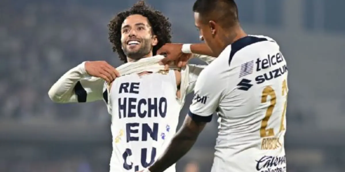 César Huerta festeja gol con los Pumas y saca playera (Fuente: Imago)