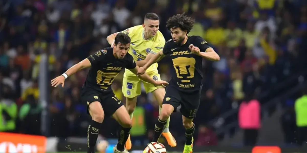 César Huerta pelea la pelota con Álvaro Fidalgo (Fuente: Mexsports)