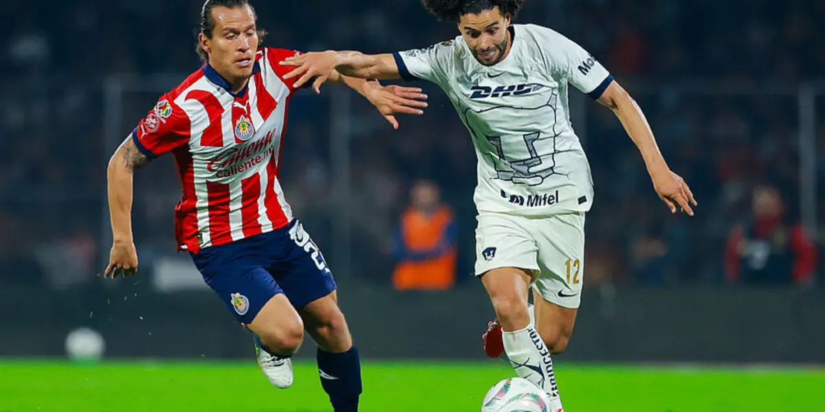 César Huerta pelea una pelota ante Rubén González (Fuente: Mexsports)