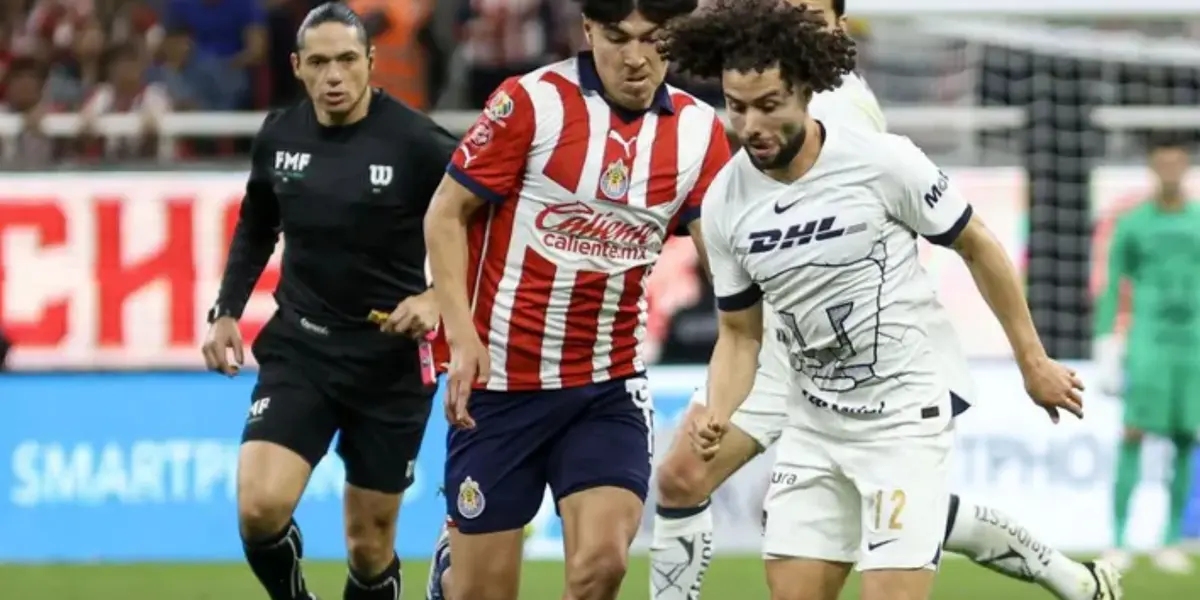 César Huerta quita una pelota a Erick Gutiérrez (Fuente: Mexsports)