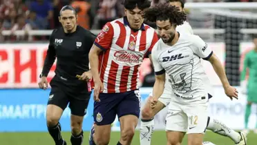 César Huerta quita una pelota a Erick Gutiérrez (Fuente: Mexsports)