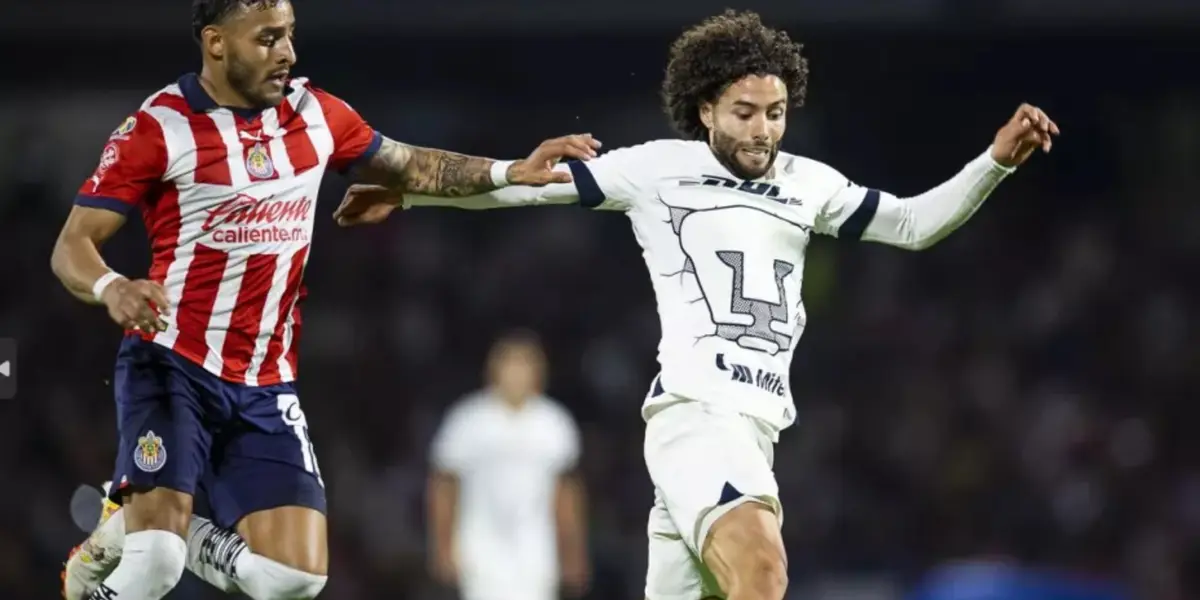 César Huerta y Alexis Vega pelean una pelota (Fuente: Mexsports)