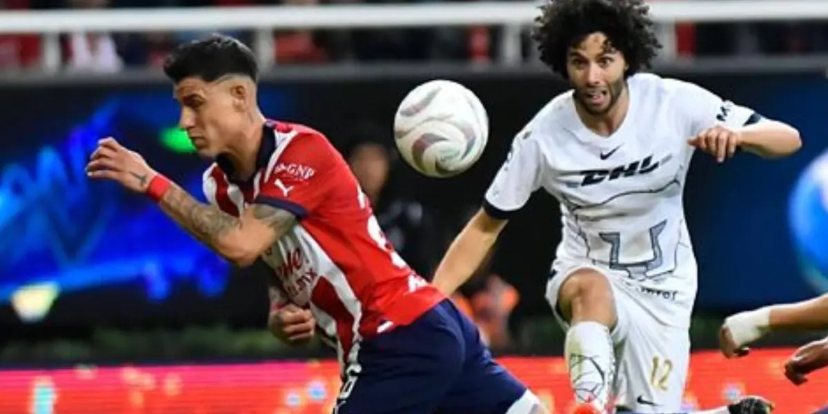 Chino Huerta dispara a portería, ante bloqueo de jugador de Chivas (Fuente: Mexsports)