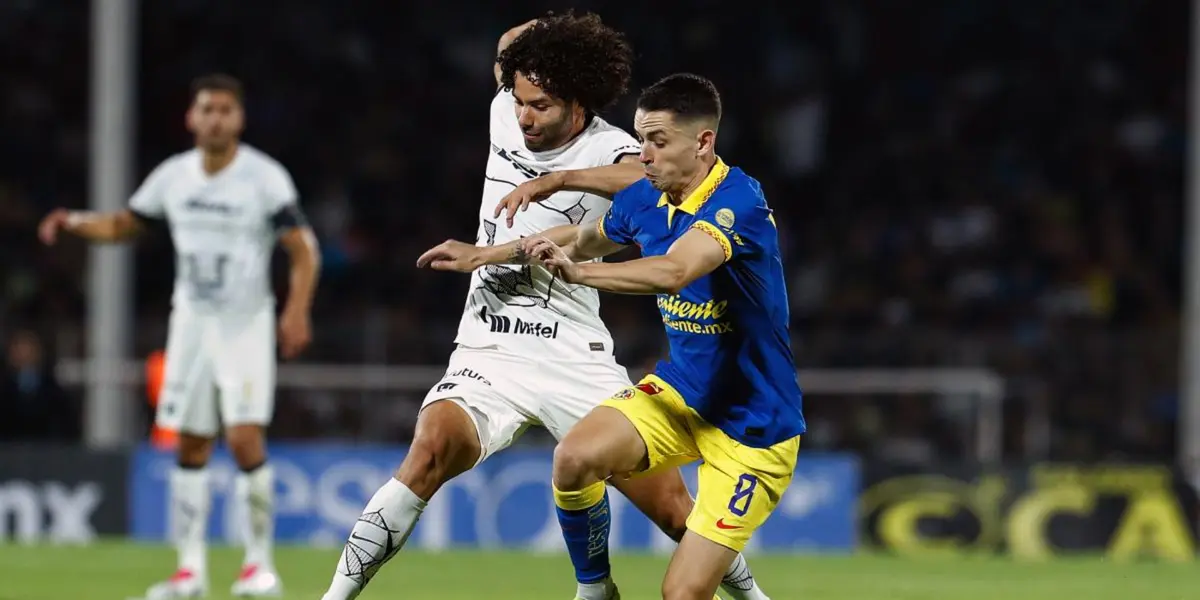Chino Huerta y Fidalgo peleando el balón / Foto: Mexsport