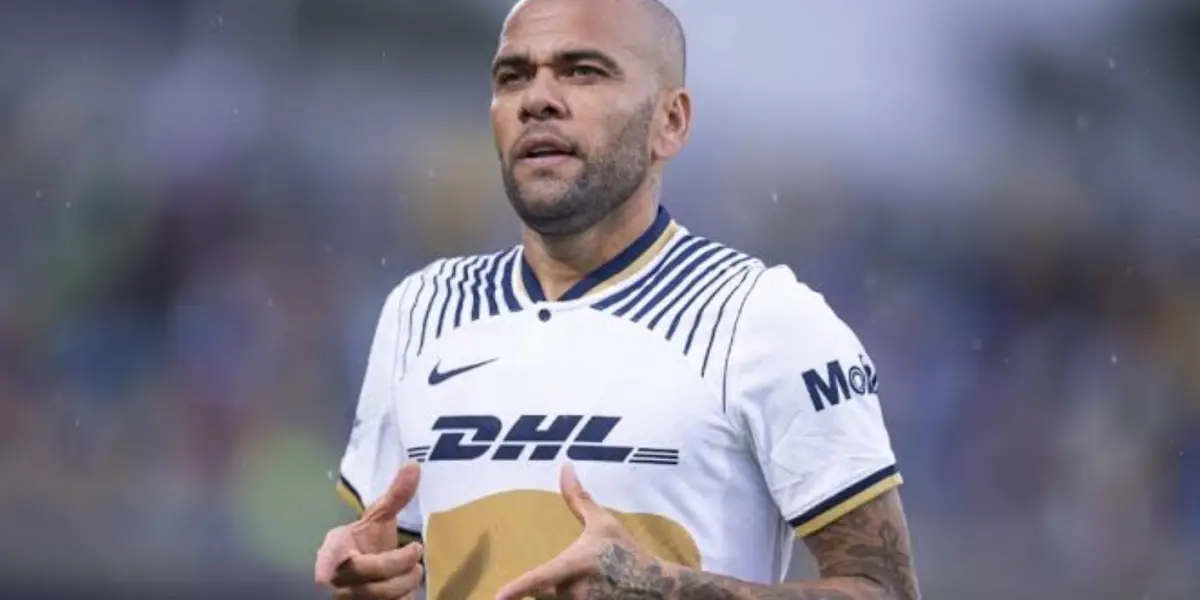 Dani Alves jugando con los Pumas
