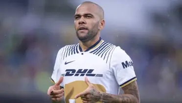 Dani Alves jugando con los Pumas