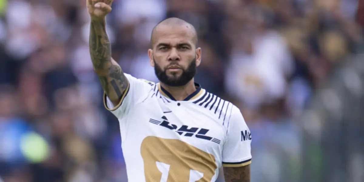 Dani Alves saluda al aficionado de Pumas en el estadio (Fuente: Mexsports)