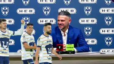 Demichelis con jugadores de Pumas