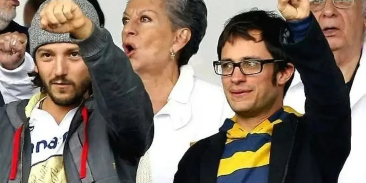 Diego Luna presente en el estadio universitario, saludando en el himno (Fuente: Pumas fan)