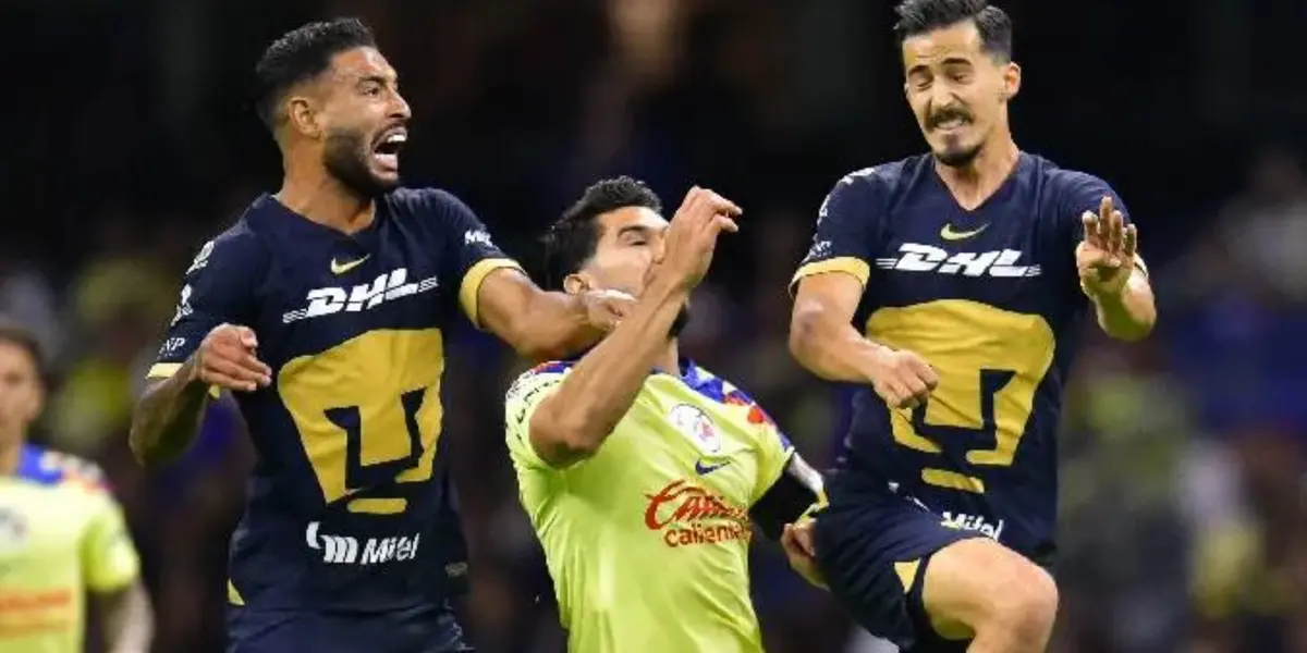 Dos jugadores de Pumas pelean la pelota ante uno de América (Fuente: Mexsports)