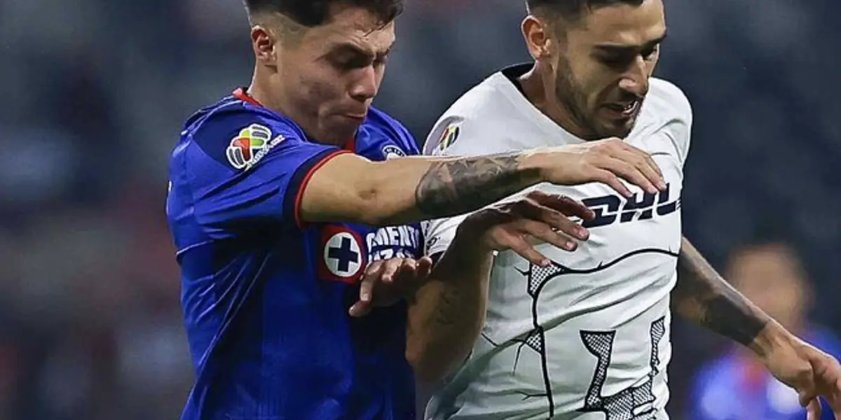 Dos jugadores pelean la pelota en el partido del Azul vs Pumas (Fuente: Mexsports)