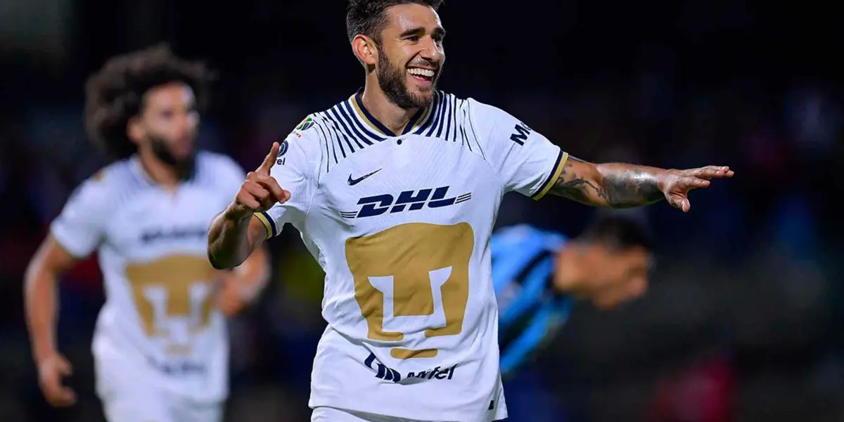 Eduardo Salvio jugando con Pumas