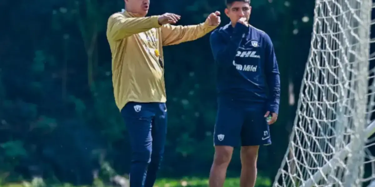 Efraín Juárez dirige una práctica de los Pumas (Fuente: Pumas)