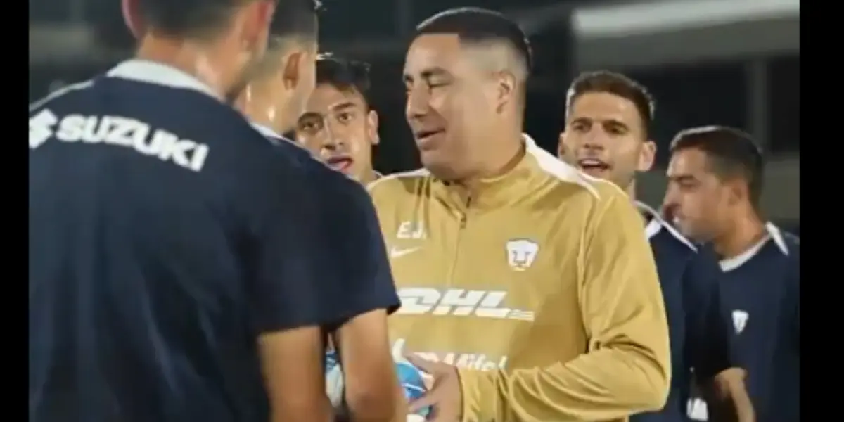 Efraín Juárez en práctica de Pumas, Ergas al fondo, no comprende la instrucción (Fuente: Pumas)