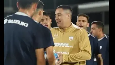 Efraín Juárez en práctica de Pumas, Ergas al fondo, no comprende la instrucción (Fuente: Pumas)