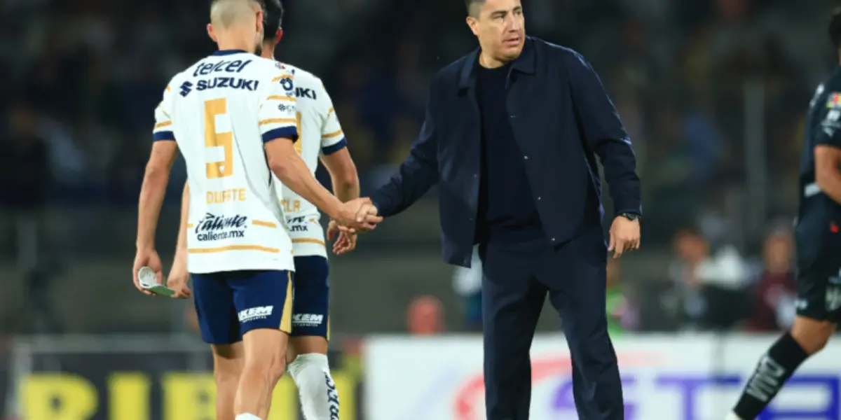 Efraín Juárez le da la mano a uno de sus jugadores tras juego ante Rayados (Fuente: Mexsports)