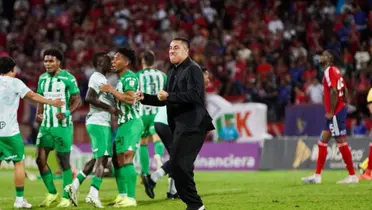 El director técnico mexicano está recibiendo muchas críticas por sus festejos y podría salir de ese equipo