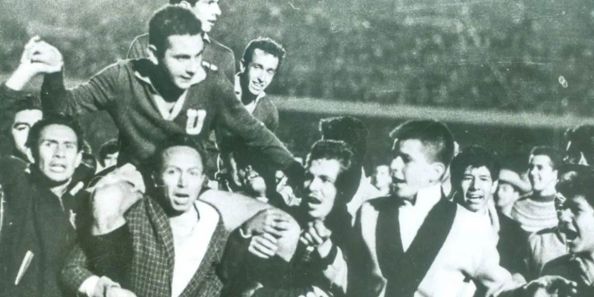 El equipo universitario que logró el ascenso celebra / Foto: UNAM