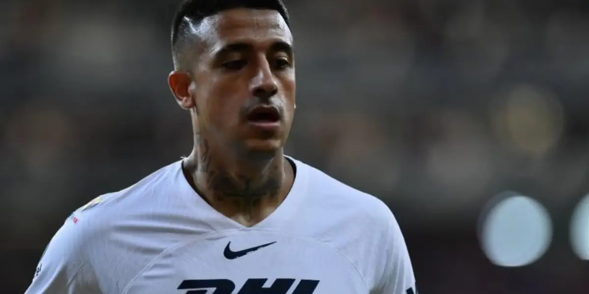 Ergas con la plantilla de los Pumas en un juego de Liga (Fuente: Mexsports)