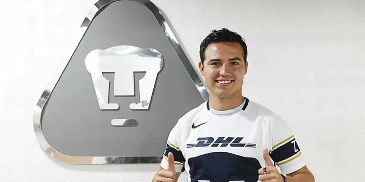 Erick Torres posando con la playera de Pumas