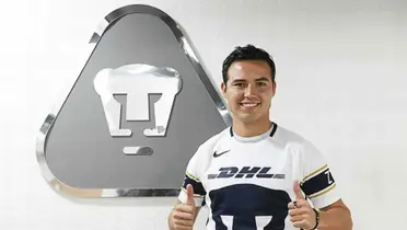 Erick Torres posando con la playera de Pumas